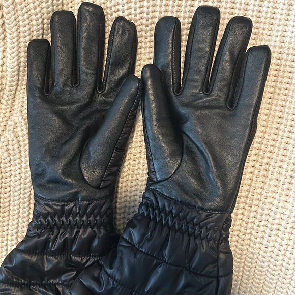 Gorgeous. NEVER WORN. UGG Women’s “Performance Gloves”. BLACK. Size L/XL - Picture 4 of 6